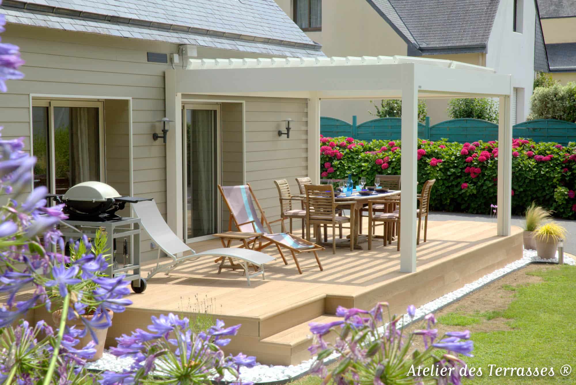 Pergola bioclimatique avec stores amovibles