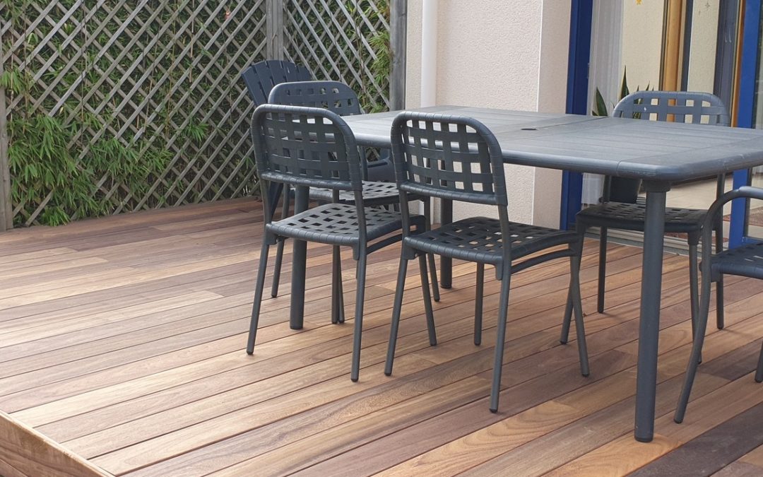 Pose d’une terrasse en Padouk avec fixation invisi…