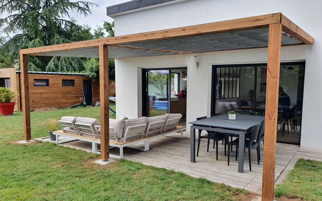 Réalisation d’une pergola en bois avec vélum rétra…