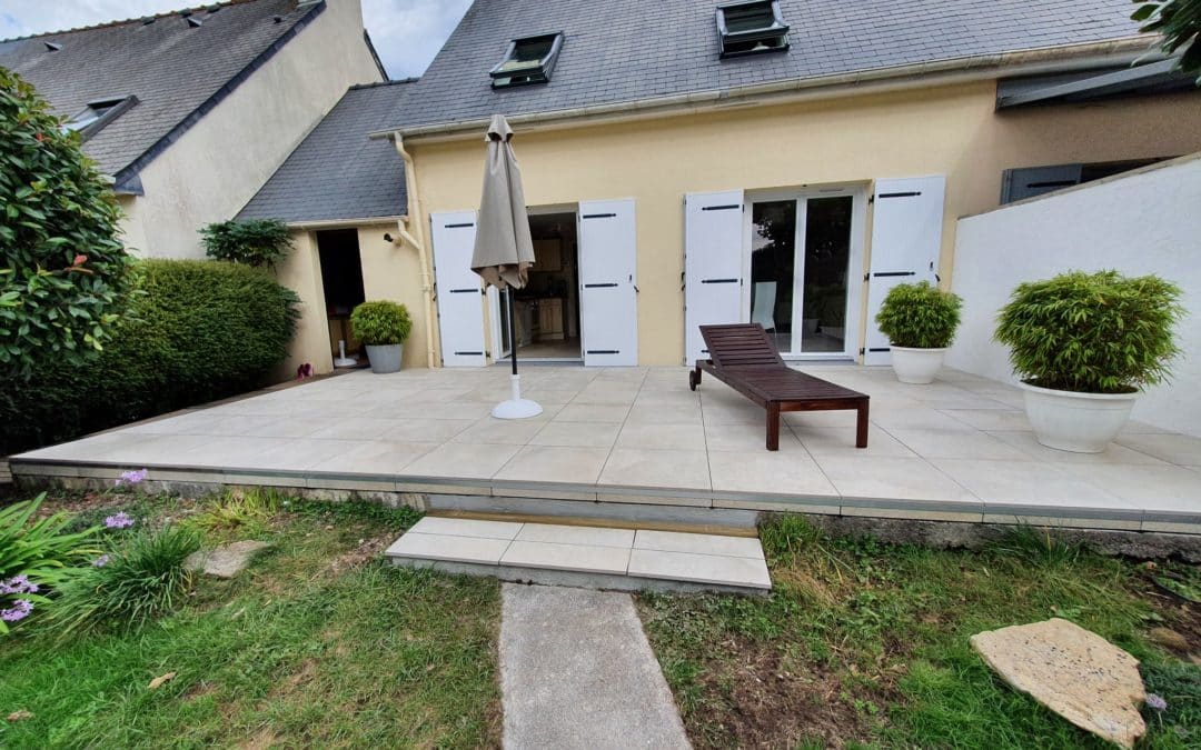 Réalisation d’une terrasse en carrelage.