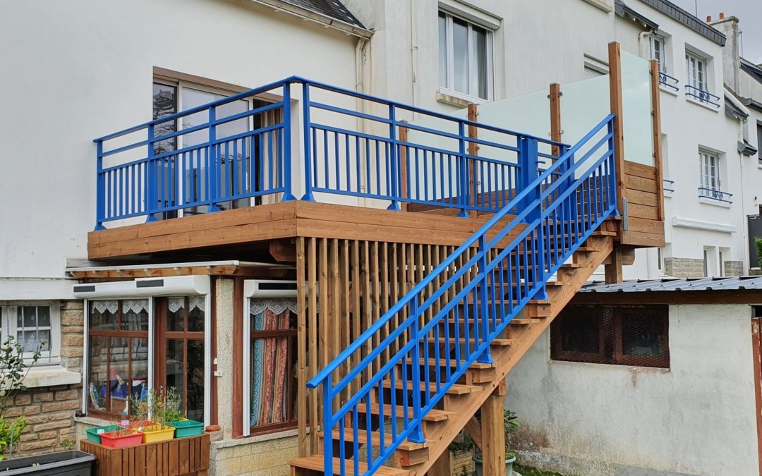 Réalisation d’une terrasse sur poteaux en Pin roug…