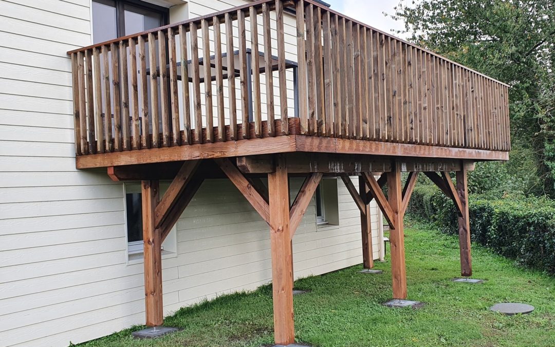 Réalisation d’une terrasse en hauteur en Pin rouge…