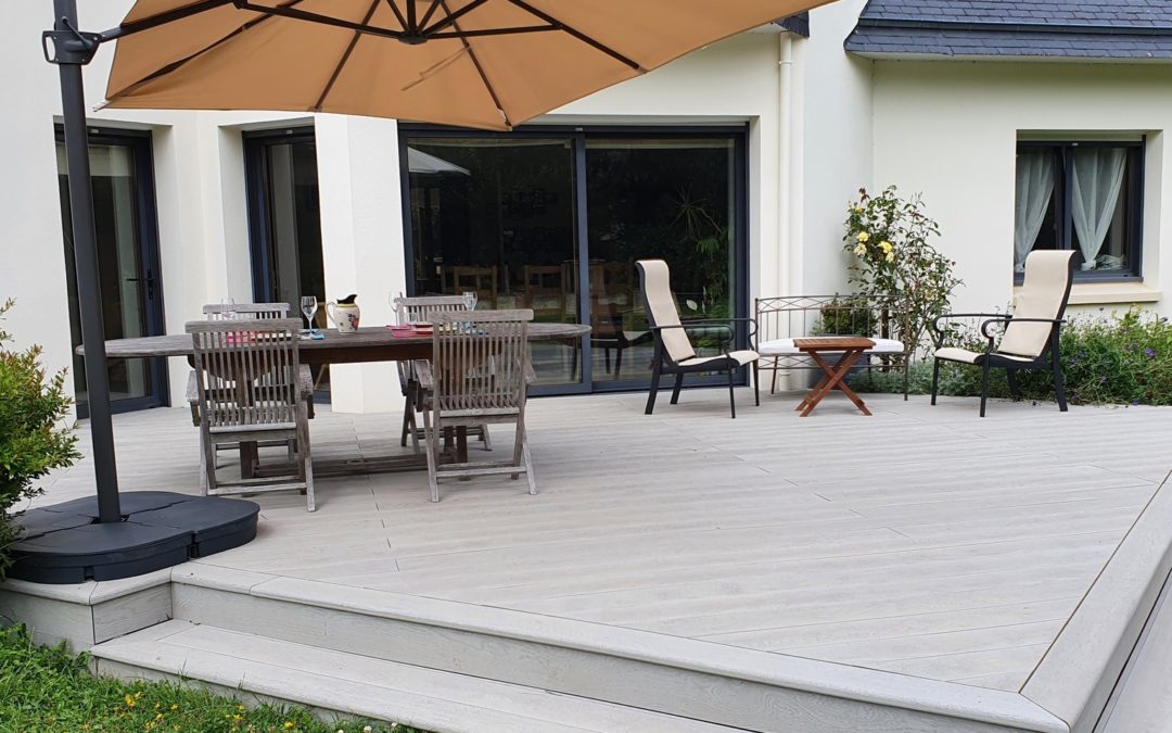 Réalisation d’une terrasse en millboard gris.