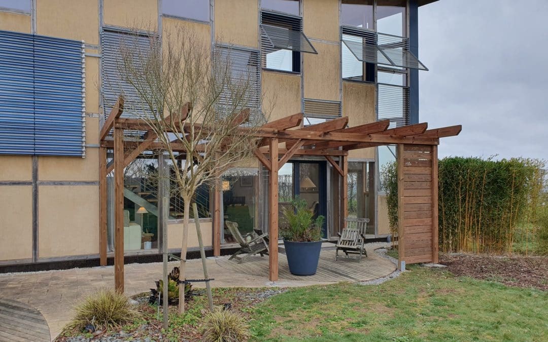 Réalisation d’une pergola en Pin rouge du Nord.