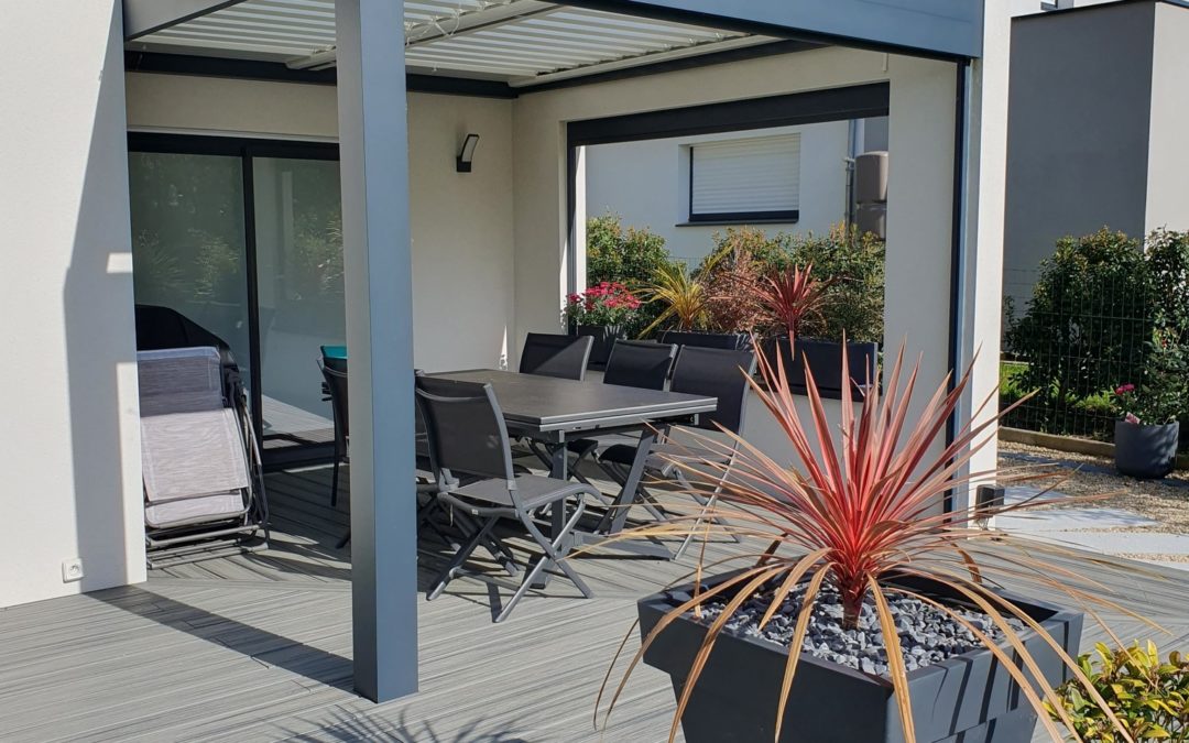 Pose d’une pergola bioclimatique avec stores.