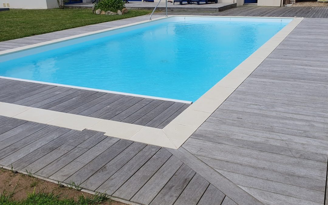 Réalisation d’une plage de piscine en Padouk, fixa…