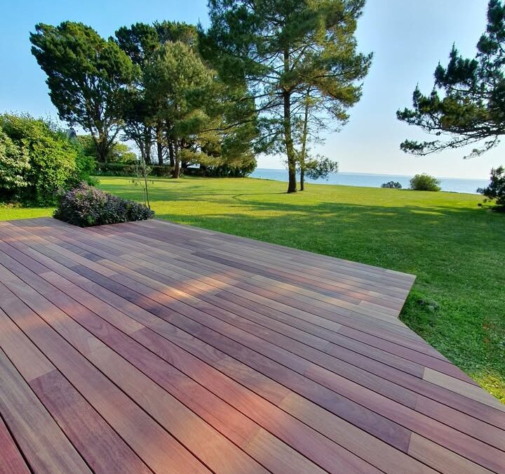 Découvrez en images cette splendide terrasse en padouk, réalisée avec…