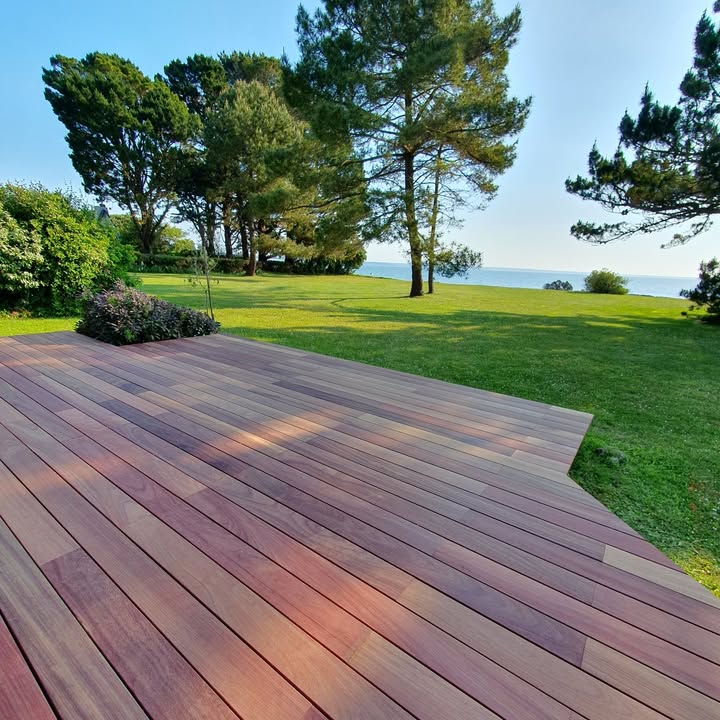 Decouvrez en images cette splendide terrasse en padouk realisee avec 1 1128750469056437 - Découvrez en images cette splendide terrasse en padouk, réalisée avec...