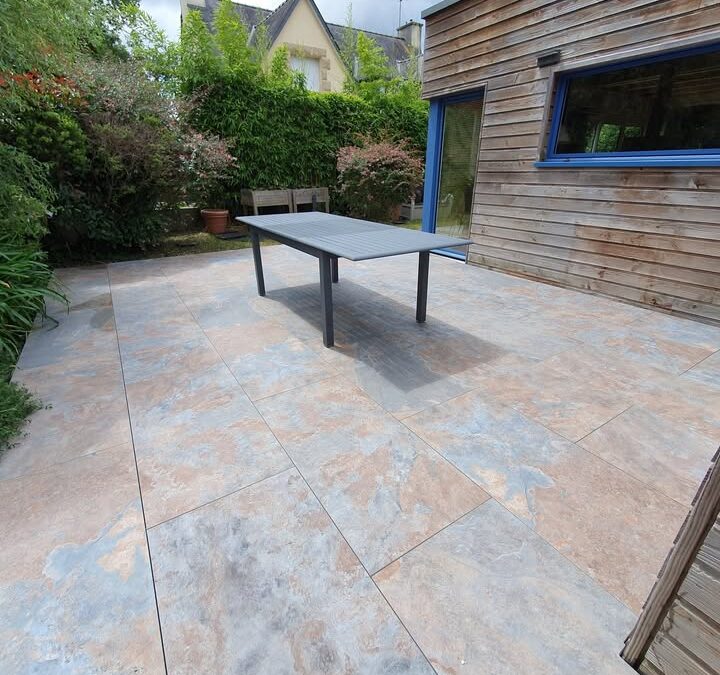 Découvrez la réalisation d’une splendide terrasse en carrelage, posée sur…