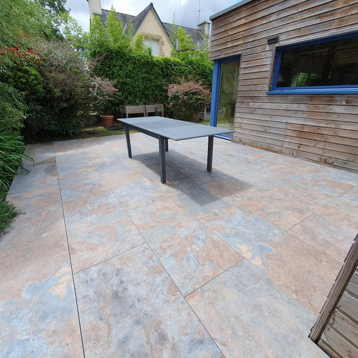 Decouvrez la realisation dune splendide terrasse en carrelage posee sur 1 1181442333787250 - Découvrez la réalisation d'une splendide terrasse en carrelage, posée sur...