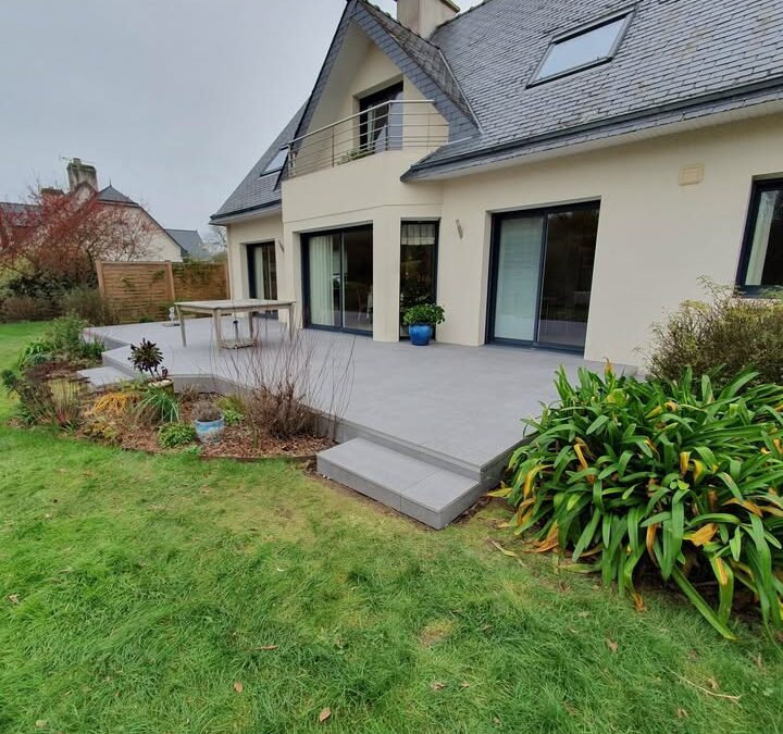 Découvrez la réalisation d&rsquo;une nouvelle terrasse en carrelage qui transforme…