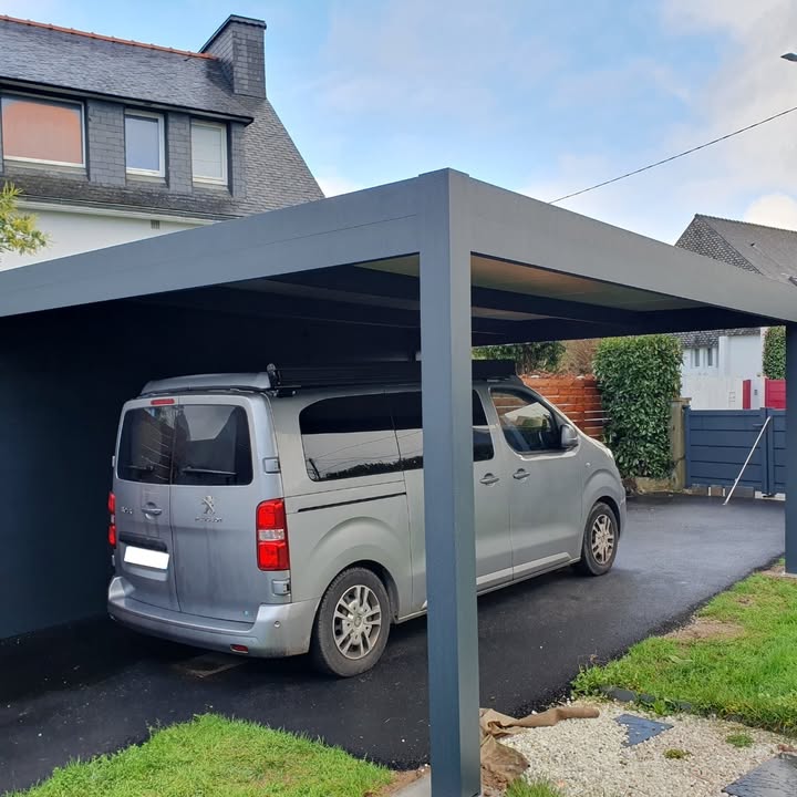 Decouvrez-la-realisation-dun-carport-en-aluminium-sur-mesure-accompagne-1-1359431219321693.jpeg