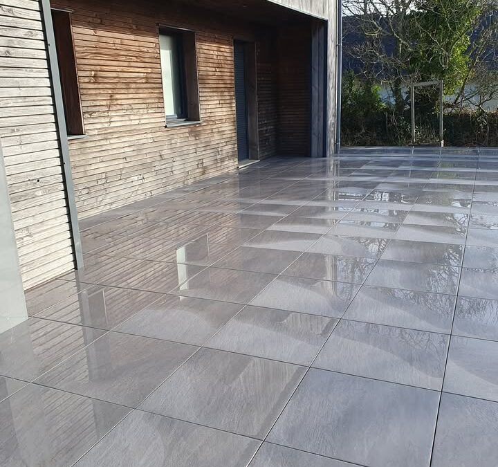 Nous avons realise cette terrasse en carrelage reposant sur une…