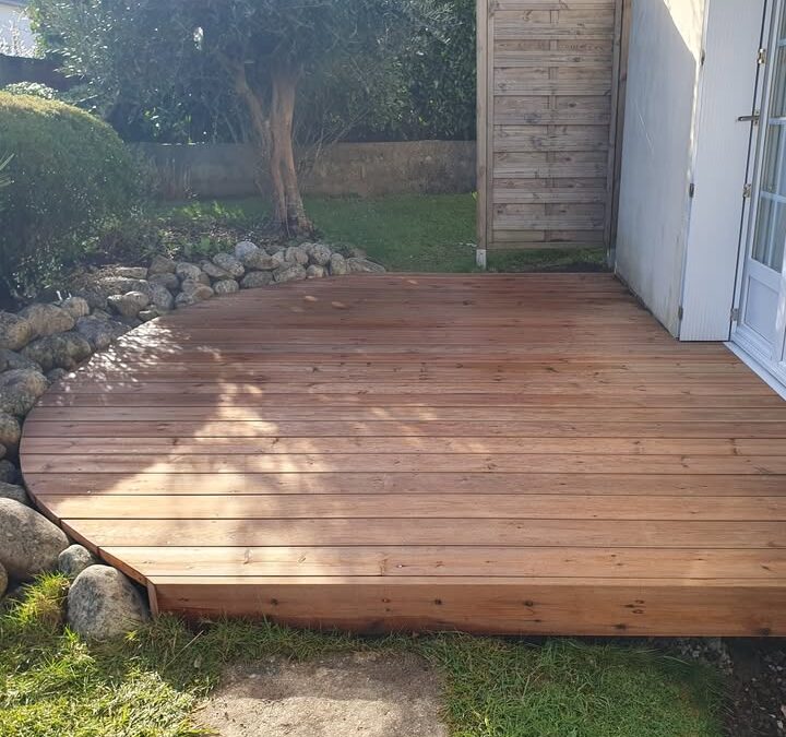 Nouvelle realisation : terrasse arrondie en Pin Rouge du Nord…