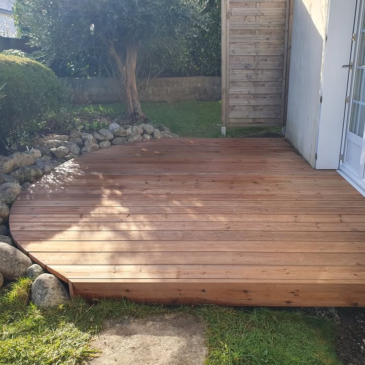 Nouvelle-realisation-terrasse-arrondie-en-Pin-Rouge-du-Nord-1-1386043369993811.jpeg